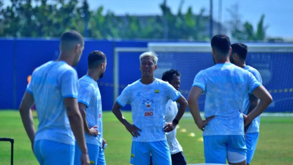 Pelatih Persib Bandung Igor Tolic memimpin sesi latihan tim sebagai persiapan menghadapi Piala Presiden 2026