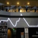 Papan layar elektronik Bursa Efek Indonesia menampilkan pergerakan harga saham BBCA yang terus menguat