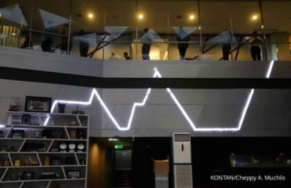 Papan layar elektronik Bursa Efek Indonesia menampilkan pergerakan harga saham BBCA yang terus menguat