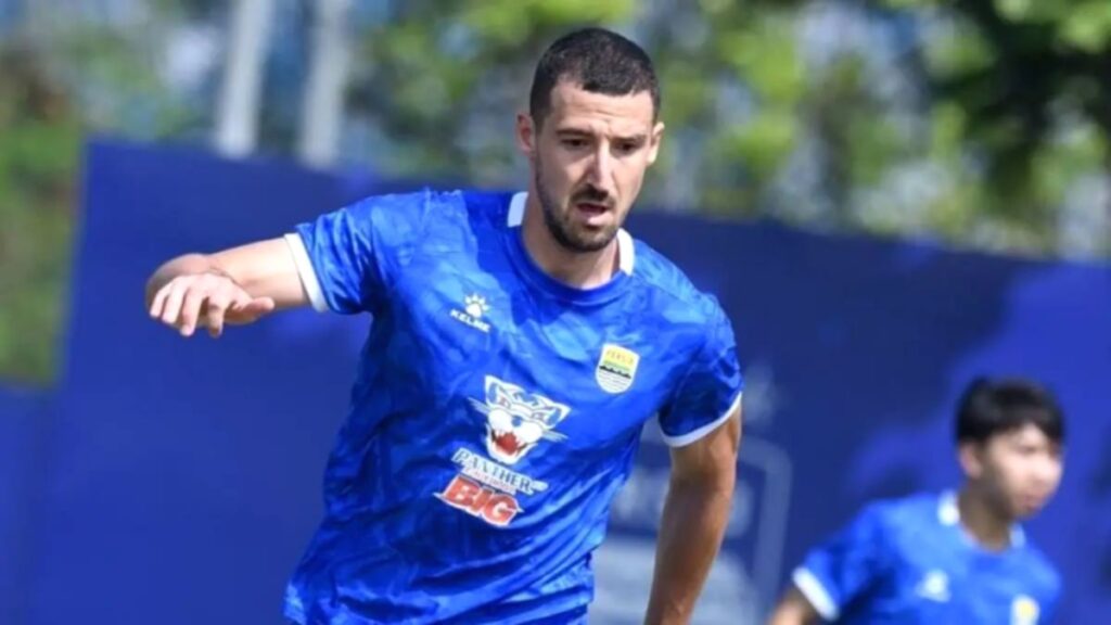 Balsa Sekulic saat diperkenalkan sebagai pemain baru Persib Bandung di Graha Persib