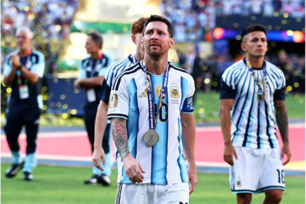 Lionel Messi terlihat kecewa di lapangan setelah Argentina kalah 0-1 dari Spanyol di final Piala Dunia 2026.