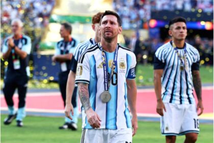 Lionel Messi terlihat kecewa di lapangan setelah Argentina kalah 0-1 dari Spanyol di final Piala Dunia 2026.