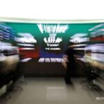 Papan layar elektronik menampilkan grafik kenaikan indeks pasar saham Asia di bursa efek