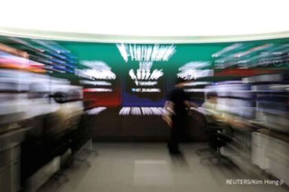 Papan layar elektronik menampilkan grafik kenaikan indeks pasar saham Asia di bursa efek