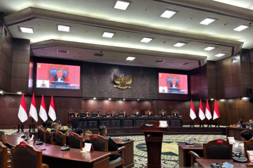 Ketua MK Suhartoyo membacakan putusan terkait kewajiban operator telekomunikasi menjaga sisa kuota internet tetap aktif