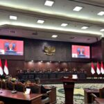 Ketua MK Suhartoyo membacakan putusan terkait kewajiban operator telekomunikasi menjaga sisa kuota internet tetap aktif