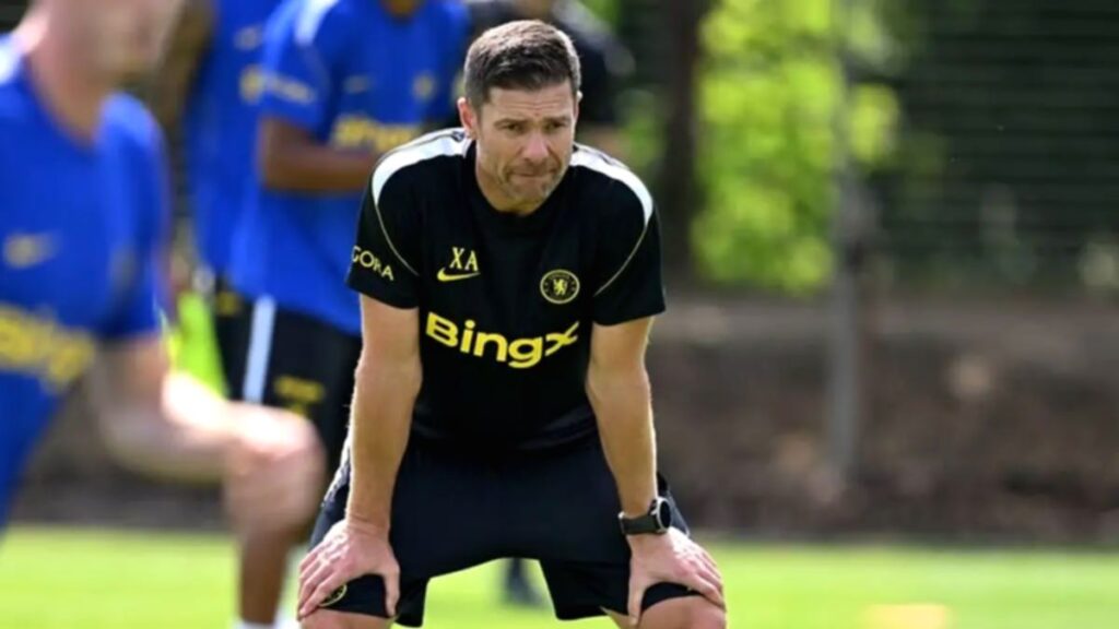 Liam Delap dan Emmanuel Emegha saat berlatih bersama skuad Chelsea di pusat pelatihan klub.