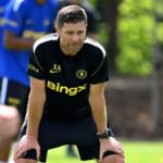 Liam Delap dan Emmanuel Emegha saat berlatih bersama skuad Chelsea di pusat pelatihan klub.