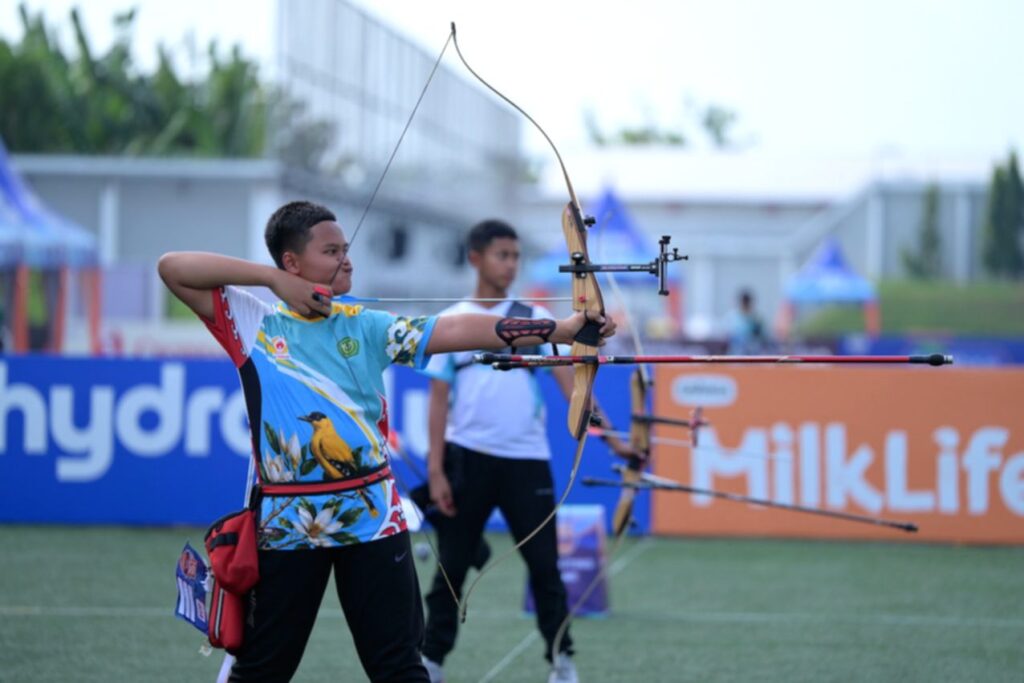 Atlet panahan kontingen Jawa Tengah merayakan kemenangan sebagai juara umum Kejurnas Panahan Junior 2026