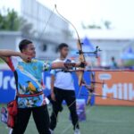 Atlet panahan kontingen Jawa Tengah merayakan kemenangan sebagai juara umum Kejurnas Panahan Junior 2026