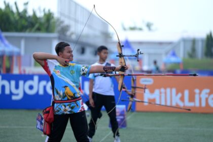 Atlet panahan kontingen Jawa Tengah merayakan kemenangan sebagai juara umum Kejurnas Panahan Junior 2026