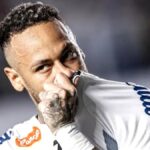 Neymar Jr mengenakan seragam tim nasional Brasil saat bertanding di lapangan hijau.