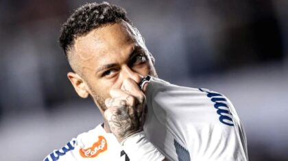 Neymar Jr mengenakan seragam tim nasional Brasil saat bertanding di lapangan hijau.