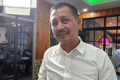 Mantan Wakapolri Komjen Pol (Purn) Oegroseno saat memberikan keterangan kepada media di Gedung Bareskrim Polri
