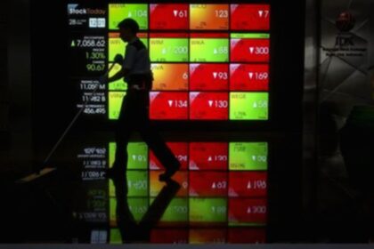Suasana layar monitor bursa saham di Bursa Efek Indonesia Jakarta