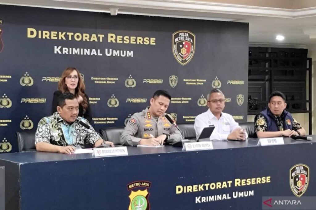 Direktur Reserse Kriminal Umum Polda Metro Jaya Kombes Pol Iman Imanuddin saat memberikan keterangan pers kasus TPPO.