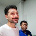 Frans Putros saat mengenakan seragam Persib Bandung di lapangan hijau.