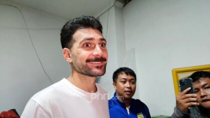 Frans Putros saat mengenakan seragam Persib Bandung di lapangan hijau.