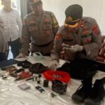 Garis polisi terpasang di area sekolah MAN 3 Padang pasca insiden ledakan bom rakitan