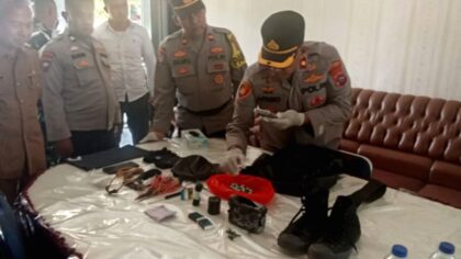 Garis polisi terpasang di area sekolah MAN 3 Padang pasca insiden ledakan bom rakitan