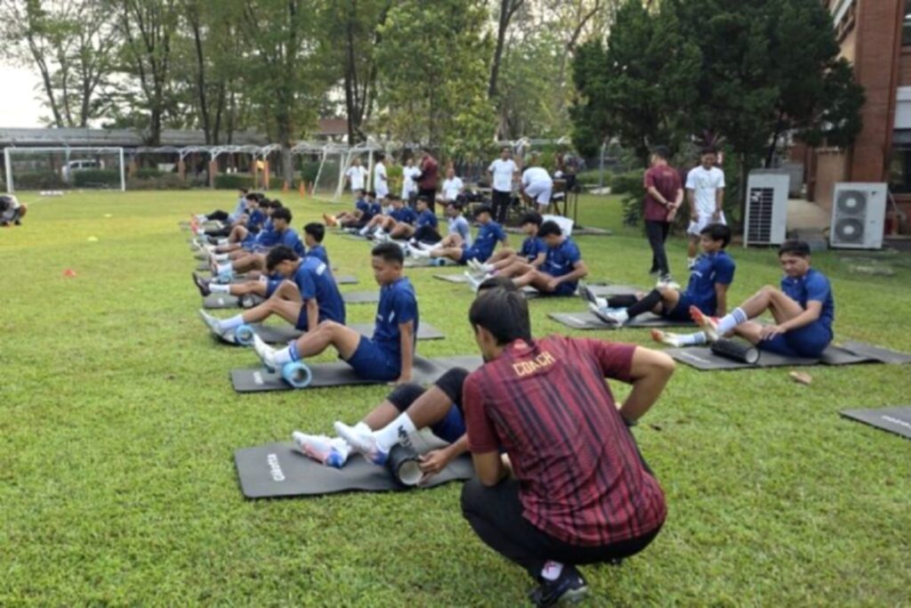 Presiden Klub Adhyaksa FC Eko Setyawan saat memberikan keterangan mengenai rencana perubahan identitas klub
