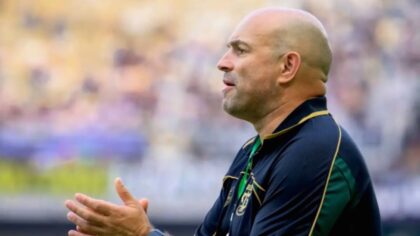Pelatih Persebaya Bernardo Tavares memberikan arahan kepada pemain saat laga persahabatan melawan PSIS Semarang.