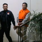Bupati Lombok Barat Lalu Ahmad Zaini saat memberikan keterangan pers terkait dugaan kasus korupsi.