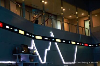 Grafik pergerakan Indeks Harga Saham Gabungan (IHSG) di layar monitor bursa efek
