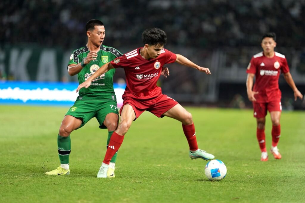 Pelatih Persija Jakarta Shin Tae-yong memberikan instruksi kepada pemain di pinggir lapangan Stadion Gelora Bung Tomo