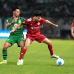 Pelatih Persija Jakarta Shin Tae-yong memberikan instruksi kepada pemain di pinggir lapangan Stadion Gelora Bung Tomo