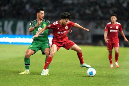 Pelatih Persija Jakarta Shin Tae-yong memberikan instruksi kepada pemain di pinggir lapangan Stadion Gelora Bung Tomo