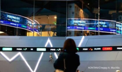 Grafik pergerakan Indeks Harga Saham Gabungan (IHSG) di layar monitor bursa efek