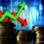 Grafik pergerakan harga saham di layar monitor saat kondisi pasar sedang fluktuatif