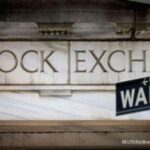 Gedung Bursa Efek New York dengan papan elektronik menunjukkan pergerakan indeks saham yang positif
