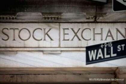 Gedung Bursa Efek New York dengan papan elektronik menunjukkan pergerakan indeks saham yang positif