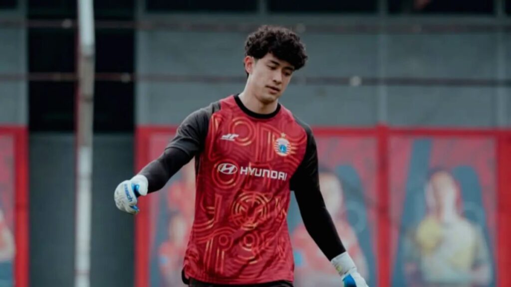 Penjaga gawang Persija Jakarta, Cyrus Margono, saat berada di lapangan dalam sesi latihan tim.