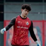 Penjaga gawang Persija Jakarta, Cyrus Margono, saat berada di lapangan dalam sesi latihan tim.