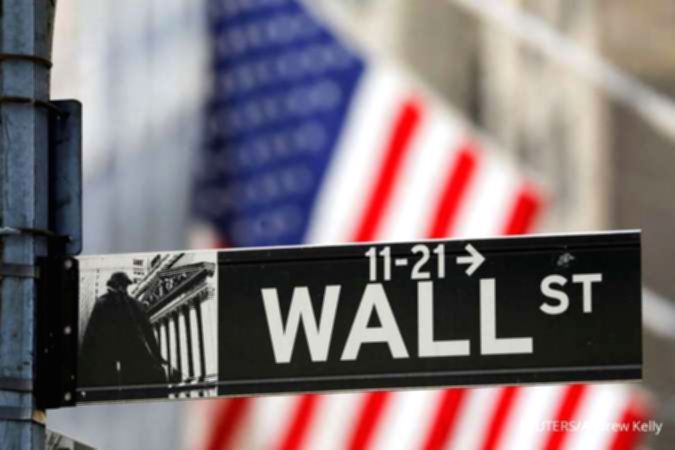 Papan layar elektronik yang menampilkan pergerakan indeks bursa saham di Wall Street, New York.