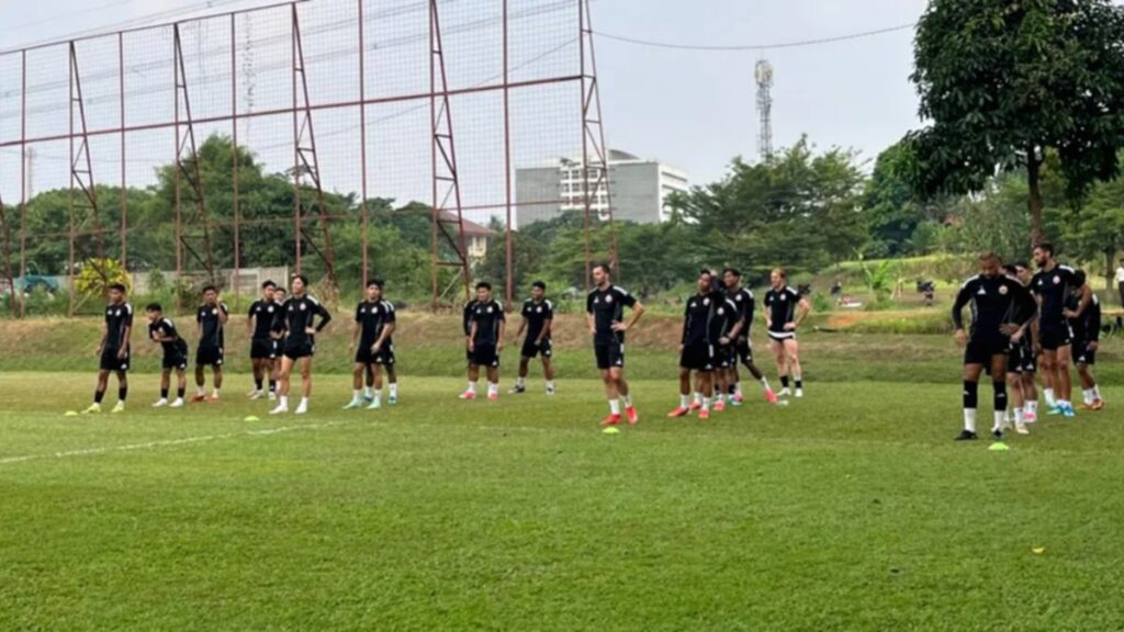 Pelatih Shin Tae-yong memimpin sesi latihan perdana Persija Jakarta di Training Ground Bojongsari, Depok.