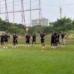 Pelatih Shin Tae-yong memimpin sesi latihan perdana Persija Jakarta di Training Ground Bojongsari, Depok.