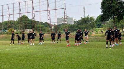 Pelatih Shin Tae-yong memimpin sesi latihan perdana Persija Jakarta di Training Ground Bojongsari, Depok.