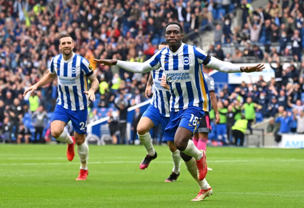 Danny Welbeck saat bertanding di lapangan hijau mengenakan seragam Brighton & Hove Albion