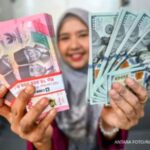 Grafik pergerakan nilai tukar mata uang Rupiah terhadap Dolar AS di layar monitor