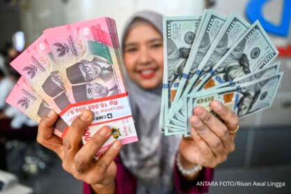 Grafik pergerakan nilai tukar mata uang Rupiah terhadap Dolar AS di layar monitor