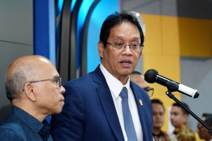 Purbaya Yudhi Sadewa memberikan keterangan kepada wartawan usai rapat KSSK di Jakarta.