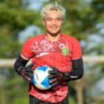 Kiper Persebaya Surabaya, Ernando Ari, bersiap menghadapi pertandingan melawan Persija Jakarta di Stadion GBT.