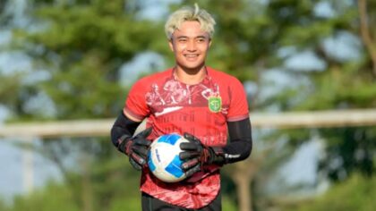 Kiper Persebaya Surabaya, Ernando Ari, bersiap menghadapi pertandingan melawan Persija Jakarta di Stadion GBT.
