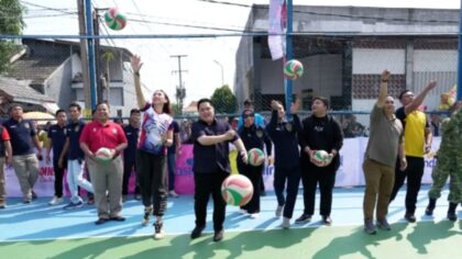 Menteri Pemuda dan Olahraga Erick Thohir membuka turnamen voli putri Arie One Cup II di Bekasi.