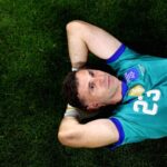 Kiper Argentina Emiliano Martinez saat sesi konferensi pers jelang final Piala Dunia 2026