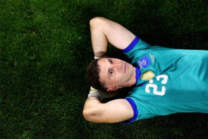 Kiper Argentina Emiliano Martinez saat sesi konferensi pers jelang final Piala Dunia 2026